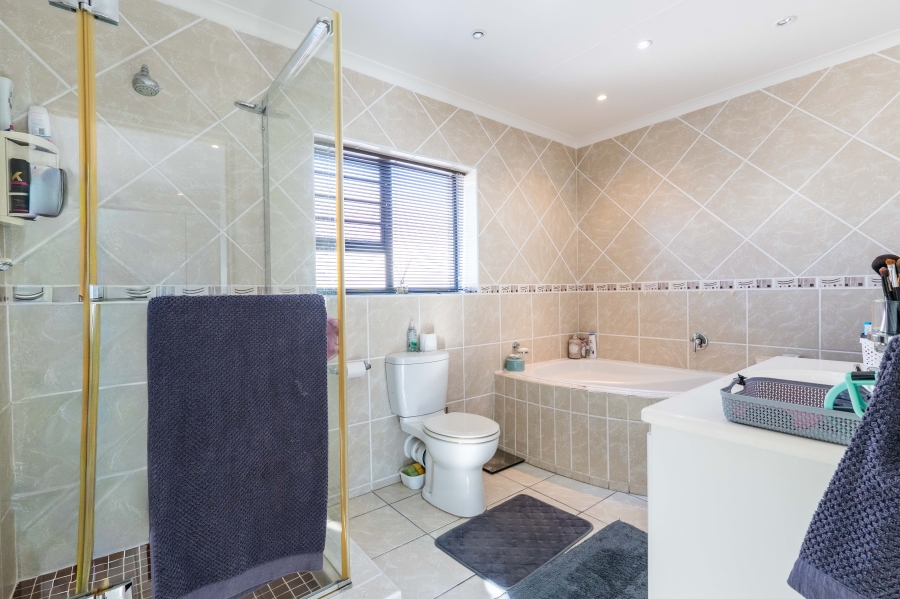 4 Bedroom Property for Sale in Menkenkop Western Cape